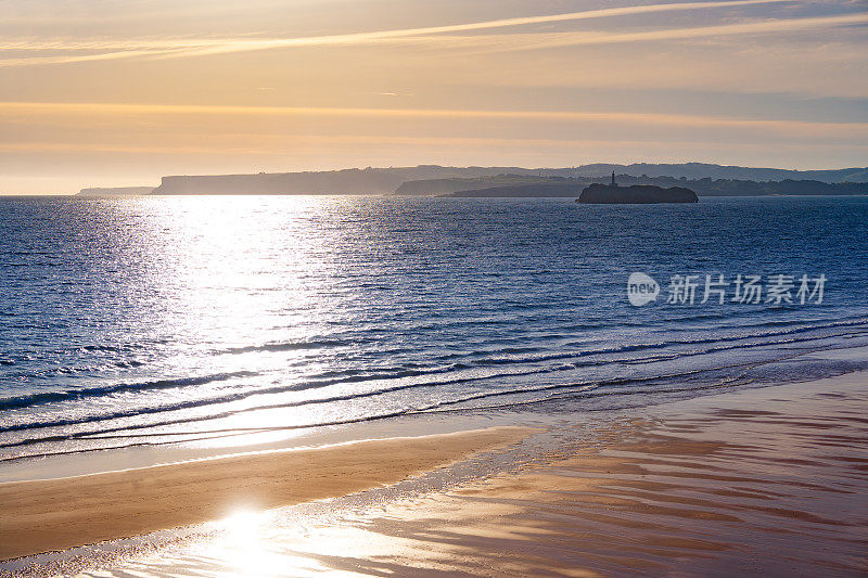 Santander Faro de Mouro灯塔在西班牙坎塔布里亚海的日出